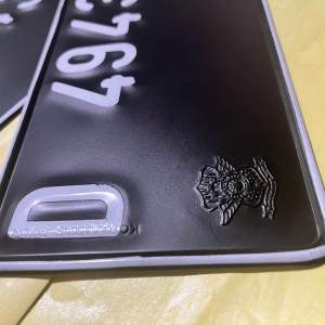 Proses cepat bikin plat nomor motor warna hitam sudah ada logo