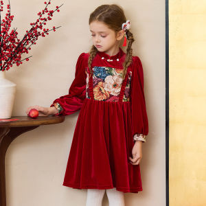 ชุดเดรสยาวปานกลางผ้ากำมะหยี่สีแดง LittleNaive สำหรับเด็กผู้หญิง ฤดูหนาว ปักลาย ผ้าขนแกะ ชุดเยี่ยมบ้าน ชุดเด็กสไตล์จีนใหม่