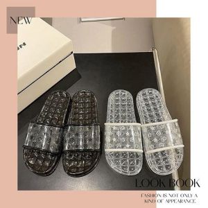 LHShoess เข้าใหม่ รองเท้าแตะงานแฟชั่น รุ่นใหม่เรียบแต่โก้มาก วัสดุยางนิ่มและเป็นงานยางใส่ แบบใหม่ พื้นด้านล่างเจาะเป็นช่องใส่ในห้องน้ำได้ดีเลย มี 2 สีให้เลือกนะ