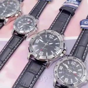 นาฬิกา ผู้ชาย แฟชั่นสายหนัง มีให้เลือก 2 ขนาด แถมฟรีพร้อมกล่อง