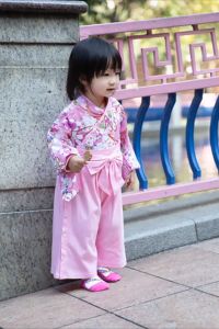 ชุดกิมิโน่ญี่ปุ่น สีชมพู ดอกไม้ Yukata สําหรับทารก ชุดลําลอง สําหรับเด็กผู้หญิง เด็กผู้หญิง ฮาโลวีน อะนิเมะ คอสเพลย์ ชุดนอน