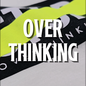 octo TOKYO เสื้อยืดแขนสั้นสกรีนลาย Overthinking ผ้านุ่มคอตตอน 100%