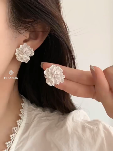 Bông tai nữ nụ chuôi bạc 925 Eleanor Accessories khuyên tai hình bông hoa trắng phụ kiện trang sức 4684