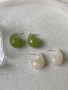 Elegant Arc Shaped Womens Earrings Green Resin Silver Needle Drop Avocado Light Luxury Retro High End Feeling Ear Jewelry