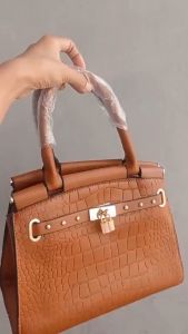 Tas Elegan untuk Ibu-Ibu: Tas Kerja & Pesta Terbaru