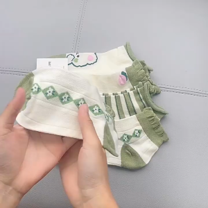 CEEKEY ถุงเท้าสตรีฤดูใบไม้ผลิและฤดูร้อนถุงเท้าเรือสดขนาดเล็กผู้หญิงการ์ตูนกระต่ายสั้นถุงเท้าผู้หญิงสีเขียวผูกเข็มทิศลูกไม้ถุงเท้าผู้หญิง