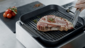 Grill Pan Heavy Duty Iron Steel Nonstick Grill Pan with Wooden Folding Handle (20x20cm)