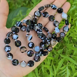 Q2551 Vòng hạt cúc dẹt cắt giác Ngọc Agate Đen vân trắng hợp Kim & Thủy - Phong Thủy TUDO