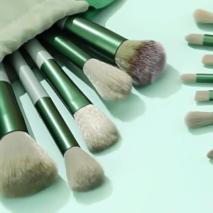 Versatile Use :The Brushes Can Be Used For A Variety Of Makeup Applications Including Eyeshadow Foundation Blush And More.