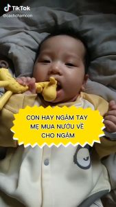 Gặm nướu cho bé giúp bé giảm đau ngứa cho những chiếc răng sữa đầu tiên của bé