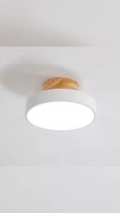 โคมไฟเพดาน LED ลายมาการอง โคมไฟเพดานไม้เนื้อแข็งสไตล์นอร์ดิก โคมระย้าไม้สร้างสรรค์สำหรับห้องนอน ทางเดินเข้า ระเบียง ห้องแต่งตัว ห้องนั่งเล่น