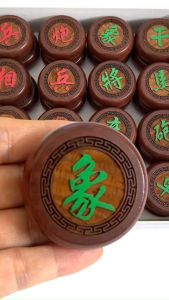 Bộ Cờ Tướng Gỗ Hamlock Đỏ - Cờ Gỗ Chạm Khắc Nét Nổi [MẪU HL47mm VIỀN]