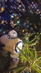 New Childrens Bubble Machine Toy INS Burst Fully Automatic Hand-held Astronaut Electric Blowing
