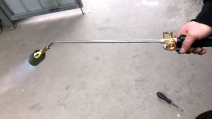 Alat Bakar Panjang Tabung Gas LPG Flamethrower Torch\\n\\n Apa itu Alat Bakar Panjang Tabung Gas LPG?\\n\\nAlat bakar panjang tabung gas LPG, sering disebut sebagai torch atau flamethrower, adalah perangkat yang menggunakan gas LPG sebagai bahan bakar untuk menghasilkan api yang panas dan kuat. Ini digunakan dalam berbagai aplikasi industri, keamanan, dan khusus.\\n\\n Perbedaan antara Alat Bakar untuk Keperluan Industri dan Khusus\\n\\nAlat bakar untuk keperluan industri biasanya digunakan dalam proses manufaktur, seperti pembuatan logam, sambungan logam, dan pemotongan logam. Sedangkan alat bakar untuk keperluan khusus digunakan dalam situasi yang lebih spesifik, seperti pembersihan permukaan, pembakaran sampah, dan penanggulangan kebakaran.\\n\\n Manfaat Penggunaan Alat Bakar Panjang Tabung Gas LPG\\n\\nAlat bakar panjang tabung gas LPG memiliki banyak manfaat, antara lain:\\n\\n- Meningkatkan efisiensi dan produktivitas dalam proses industri.\\n- Menghemat waktu dan tenaga dibandingkan dengan metode manual.\\n- Memiliki daya api yang kuat dan tahan lama.\\n- Mudah digunakan dan portabel.\\n\\n Bagaimana Menggunakan Alat Bakar Panjang Tabung Gas LPG dengan Aman?\\n\\nUntuk menggunakan alat bakar panjang tabung gas LPG dengan aman, ikuti langkah-langkah berikut:\\n\\n1. Pastikan tabung gas LPG sudah terhubung dengan baik dan tidak ada kebocoran.\\n2. Periksa selang gas dan komponen lainnya untuk memastikan tidak ada kerusakan atau kebocoran.\\n3. Jangan menyalakan api di dekat bahan bakar atau bahan mudah terbakar lainnya.\\n4. Selalu gunakan peralatan pelindung diri seperti sarung tangan, masker, dan kacamata pelindung saat menggunakan alat bakar.\\n5. Jangan biarkan api terbuka tanpa pengawasan.\\n\\n Tips Keamanan Saat Menggunakan Alat Bakar Panjang Tabung Gas LPG\\n\\nBerikut beberapa tips keamanan tambahan saat menggunakan alat bakar panjang tabung gas LPG:\\n\\n- Selalu simpan tabung gas LPG di tempat yang aman dan jauh dari sumber panas atau api.\\n- Jangan menggunakan alat bakar di tempat yang tidak memiliki ventilasi yang cukup.\\n- Jangan gunakan alat bakar di dekat bahan kimia yang mudah terbakar.\\n- Jika terjadi kebocoran gas, segera matikan sumber gas dan keluar dari ruangan.\\n\\n Alat Bakar Panjang Tabung Gas LPG vs Flamethrower Torch: Perbandingan\\n\\nAlat bakar panjang tabung gas LPG dan flamethrower torch memiliki beberapa perbedaan utama:\\n\\n Kelebihan dan Kekurangan Alat Bakar Panjang Tabung Gas LPG\\n\\nKelebihan:\\n\\n- Mudah digunakan dan portabel.\\n- Harga lebih terjangkau dibandingkan flamethrower torch.\\n- Tersedia dalam berbagai ukuran dan desain.\\n\\nKekurangan:\\n\\n- Daya api yang lebih rendah dibandingkan flamethrower torch.\\n- Lebih rentan terhadap kebocoran gas.\\n\\n Kelebihan dan Kekurangan Flamethrower Torch\\n\\nKelebihan:\\n\\n- Daya api yang lebih kuat dan tahan lama.\\n- Lebih aman dan lebih sedikit risiko kebocoran gas.\\n\\nKekurangan:\\n\\n- Harga lebih mahal dibandingkan alat bakar panjang tabung gas LPG.\\n- Lebih berat dan kurang portabel.\\n\\n Mengapa Memilih Alat Bakar Panjang Tabung Gas LPG dengan Desain Ergonomis?\\n\\nAlat bakar panjang tabung gas LPG dengan desain ergonomis memiliki beberapa manfaat, antara lain:\\n\\n- Lebih nyaman digunakan untuk waktu yang lama.\\n- Meminimalkan risiko cedera dan ketidaknyamanan saat menggunakan alat bakar.\\n- Meningkatkan efisiensi dan produktivitas.\\n\\n Bagaimana Memilih Alat Bakar Panjang Tabung Gas LPG dengan Desain Ergonomis?\\n\\nBerikut beberapa tips untuk memilih alat bakar panjang tabung gas LPG dengan desain ergonomis:\\n\\n- Pilih alat bakar dengan pegangan yang nyaman dan ringan.\\n- Periksa apakah alat bakar memiliki kontrol api yang mudah dijangkau dan digunakan.\\n- Pastikan alat bakar memiliki desain yang memungkinkan penggunaan dalam berbagai posisi dan sudut.\n}