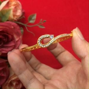 กำไลทองฝังเพชร สีขาว คลิปล็อค เส้นผ่านศูนย์กลาง 5.2 ซม. กำไลแฟชั่น ใส่ออกงานได้ ช่วยเสริมบารมี ชุบทอง งานสวย