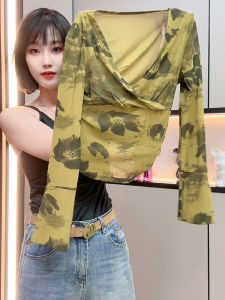 เสื้อยืดคอวีแขนยาวทรงสลิมฟิตผ้าตาข่ายพิมพ์ลายย้อนยุคพร้อมแขนกระดิ่ง เสื้อผ้าทำงานฤดูใบไม้ร่วง/ฤดูหนาวสำหรับผู้หญิง