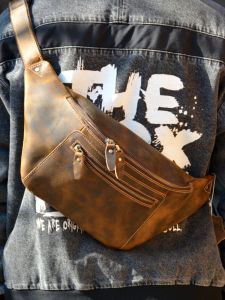 Retro Large Capacity Chest Bag for Men Pure Color Top Layer Cowhide Shoulder Bag Casual Zipper Closing Motorcycle Bag