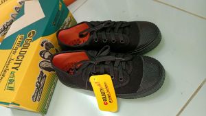 รองเท้านักเรียนชาย GOLD CITY