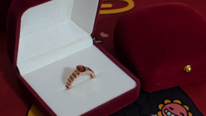 Garnet Accent Ridge Ring S925 Sterling Silver Ribbed Band Oval Shape Setting Inlaid With Garnet Ring