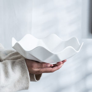 จานใส่ผลไม้เซรามิกสีขาวแบบสร้างสรรค์แฟชั่นจานใส่ผลไม้สลัดขนมขอบทองเรียบง่ายของตกแต่งบ้านห้องรับแขกทันสมัย