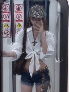 เสื้อเชิ้ตคอโปโลสีขาวบางสำหรับผู้หญิง ฤดูร้อน 2025 เสื้อเชิ้ตแขนยาวทรงหลวมสไตล์เกาหลี ผูกเอวยาวสั้นป้องกันแสงแดด