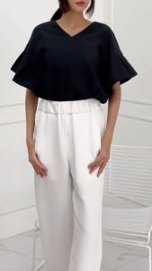 himma " Nun " Blouse เสื้อคอวี ทรงหลวมไหล่ล้ำ ปลายแขนจับจียระบาย