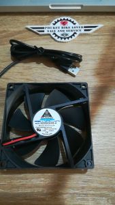 พัดลม USB เสียงเงียบ ขนาด 9cm หนา 2cm ใช้ระบายความร้อน router wifi หรืออุปกรณ์ต่างๆ จ่ายไฟด้วย usb