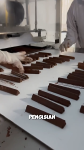 Kalio Wafer Premium Organik Rasa Coklat & Vanila Bebas Kolesterol Wafer KALIO / Snack Biskuit Coklat kalio /snack rasasusu/camilan cokelat/jajanan murah/camilanRamadhan/hadiah Batang cokelat panjang dengan sudut cokelat berisi isian/kue kering