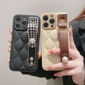 CrashStar Fashion Curve Cloth Silicone Shockproof Phone Case With Leather Pearl Wristband For iPhone 15 14 Pro Max Plus 13 12 11 Pro Max Skin-friendly Phone Casing Anti-fall Phone Cover Hot Sale