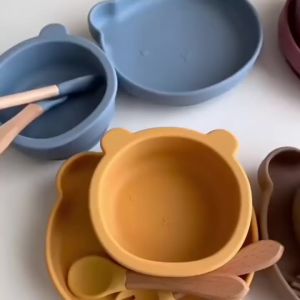 4 ชิ้นน่ารักหมีเด็กอาหารชุดซิลิโคน บนโต๊ะ - ส้อนและส้อมกับช้อนส้อม