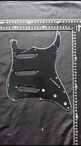 Pickguard Pelindung Body Gitar Stratocaster Black 11H S-S-S 3Ply