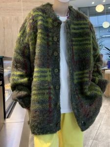 เสื้อสเวตเตอร์ถักลายทางสไตล์อเมริกันย้อนยุคสำหรับผู้ชาย ทรงหลวม สไตล์ลำลอง ฤดูใบไม้ร่วง 2024 เสื้อคลุมคาร์ดิแกนคอตั้ง