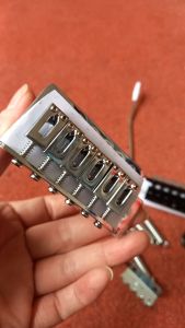 1 Ngựa Đàn Guitar Điện I Nhún 1 Chiều.  Ngựa Đàn 6 Dây Thay Thế Cho Guitar Điện Tiêu Chuẩn Tremolo