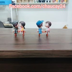 Mô hình tiểu cảnh Cặp đôi ngồi ghế (KÈM GHẾ) trang trí terrarium cây cảnh mini sen đá