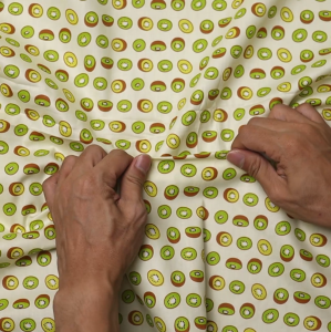 ผ้าคอตต้อน 100% ลายผลไม้ ลายเล็ก หน้ากว้าง 65 นิ้ว ผ้าเมตร ผ้าหลา