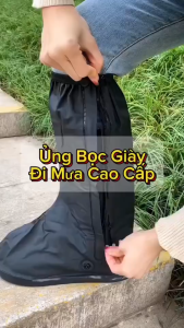 Ủng Đi Mưa Bọc Giày Đi Mưa Cổ Cao Màu ĐenĐế Cao Su Chống Trơn Trượt Chất Liệu Nhựa PVC 2 Lớp