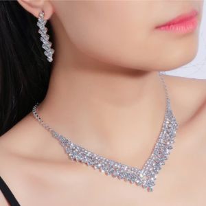 3 pieces of womens European and American trendy claw chain series with rhinestone earrings necklace jewelry set banquet and