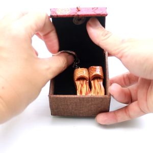 Móc Khóa Guốc Gỗ Dừa Thủ Công Vintage Kèm Hộp Quà Vải Gấm