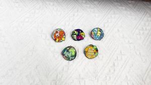 Bandai | Charmander Rùa Anime Hoạt Hình Kim Loại Pin - Áo Khoác Denim Ba Lô Mũ Trang Trí Sưu Tập Trò Chơi Quạt Trang Sức Quà Tặng Cho Người Lớn