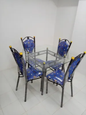 Meja Makan Kaca Segi4 + 4 kursi model swiss