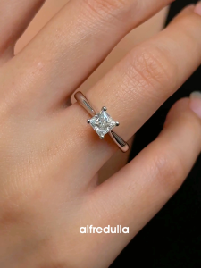Alfredulla M 0.75ct Princess Classic Moissanite Ring