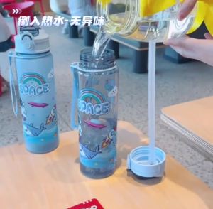 <Twelve>750ml 可爱卡通太空人户外运动便携绳吸管带扣水杯