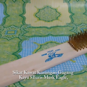 Sikat Kawat Kuning / Kuningan Gagang Kayu 8Baris Merk Eagle