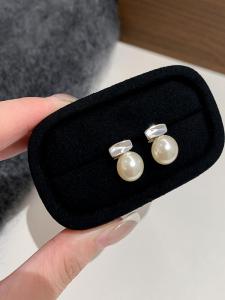 S925 Silver Needle French Luxurious Pearl Stud Earrings Short Balance Beam Design Elegant Commute Fashion Jewelry for Women