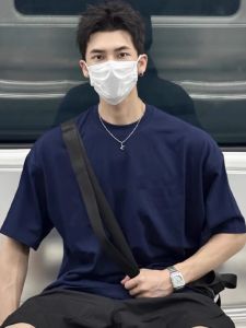 เสื้อยืดคอกลมแขนสั้นผ้าฝ้ายแท้สีพื้นสำหรับผู้ชาย ทรงหลวม ลำลอง ฤดูร้อน ป้องกันรอยยับ ปกติ ใส่ได้ทุกวัน