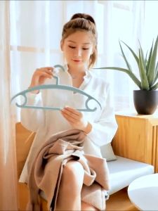 ไม้แขวนเสื้อพลาสติกคุณภาพสูง ขอบกันลื่น ทนทาน สำหรับเก็บเสื้อผ้าทุกขนาด ปลายทาง