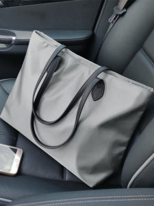Ladies Large Capacity Nylon Oxford Cloth Shoulder Bag for Commuting Tote Bag Casual Simple Style Dual Layered Zipper Closure
