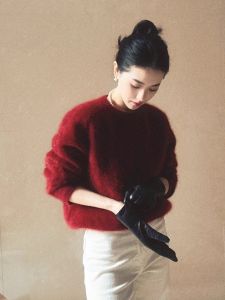 เสื้อสเวตเตอร์คอวีถักนิตติ้งขนกระต่ายสีแดงสำหรับผู้หญิงในฤดูใบไม้ร่วงและฤดูหนาว เสื้อคลุมกันหนาวแบบสวมหัวสไตล์ใหม่ปี 2025