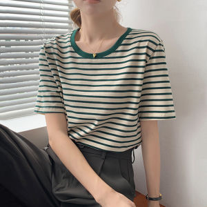 เสื้อยืดคอกลมแขนสั้นหลวมสำหรับผู้หญิงในช่วงฤดูร้อนปี 2024 ทรงเข้ารูป ทรงเข้ารูป ลายทางสีเขียว แฟชั่นลำลอง เสื้อตัวนอก