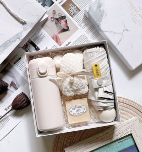 กับวันครูของแผนกกล่องของขวัญเปิดธุรกิจของขวัญจริงกิจกรรมส่งตามสั่งของที่ระลึกงานวันเกิดของพนักงานขนาดเล็กในที่สาธารณะ